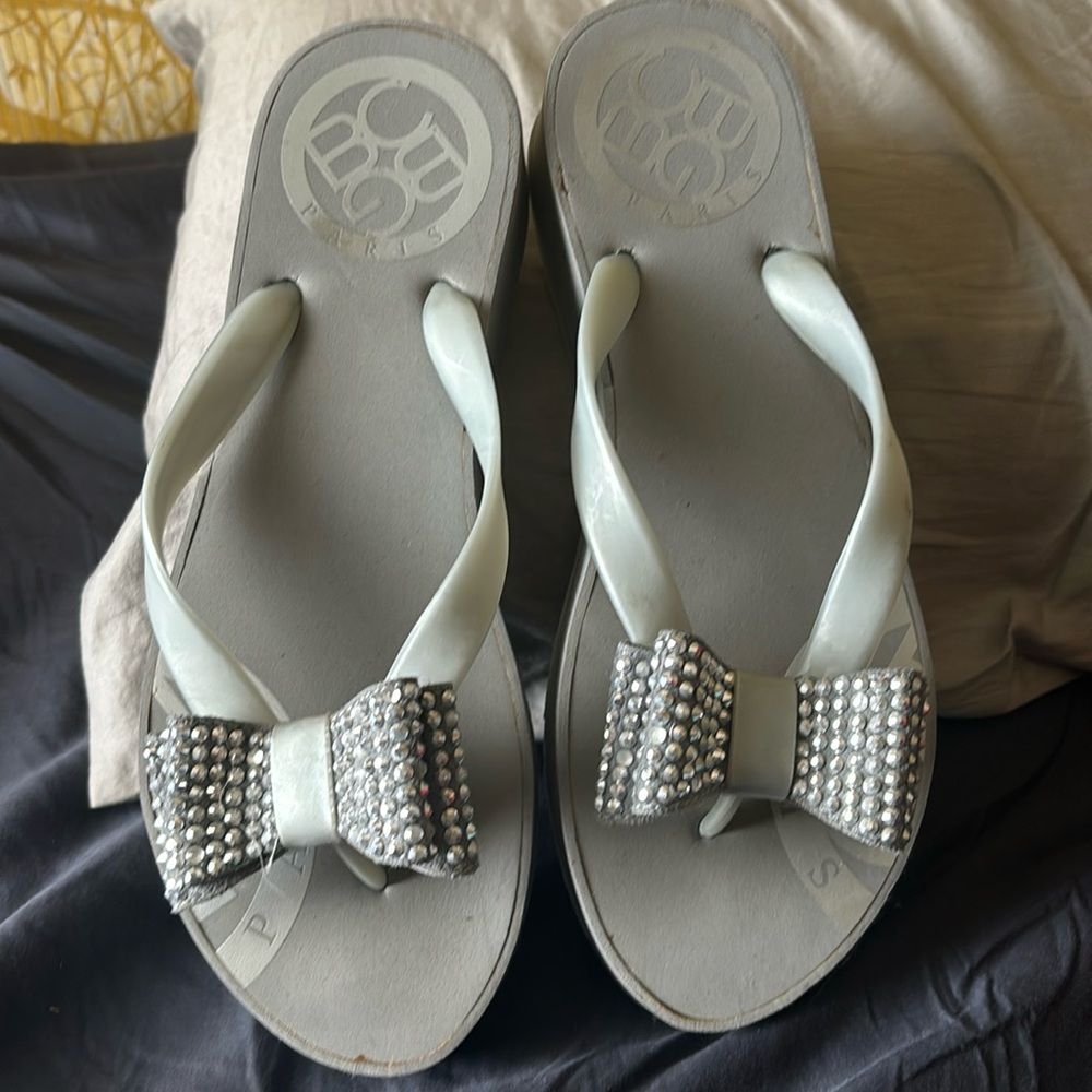 BCBG Paris platform flip flops